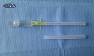 Catéter intravenoso con aguja permanente